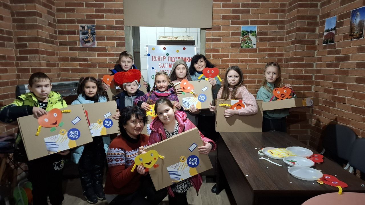 ART BOXES FOR CHILDREN IN THE KHARKIV BAKHMUT CENTER (52,200 UAH)